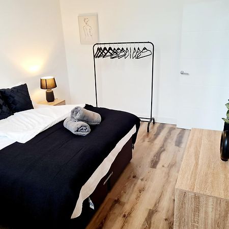 Burkhardt Hall- Parking Included- Sleeps 4 Swindon Exterior foto