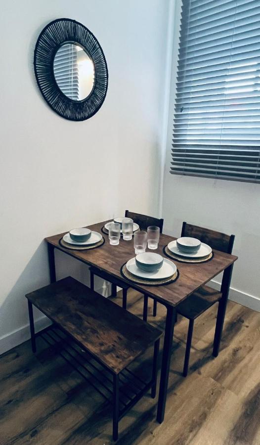 Burkhardt Hall- Parking Included- Sleeps 4 Swindon Exterior foto
