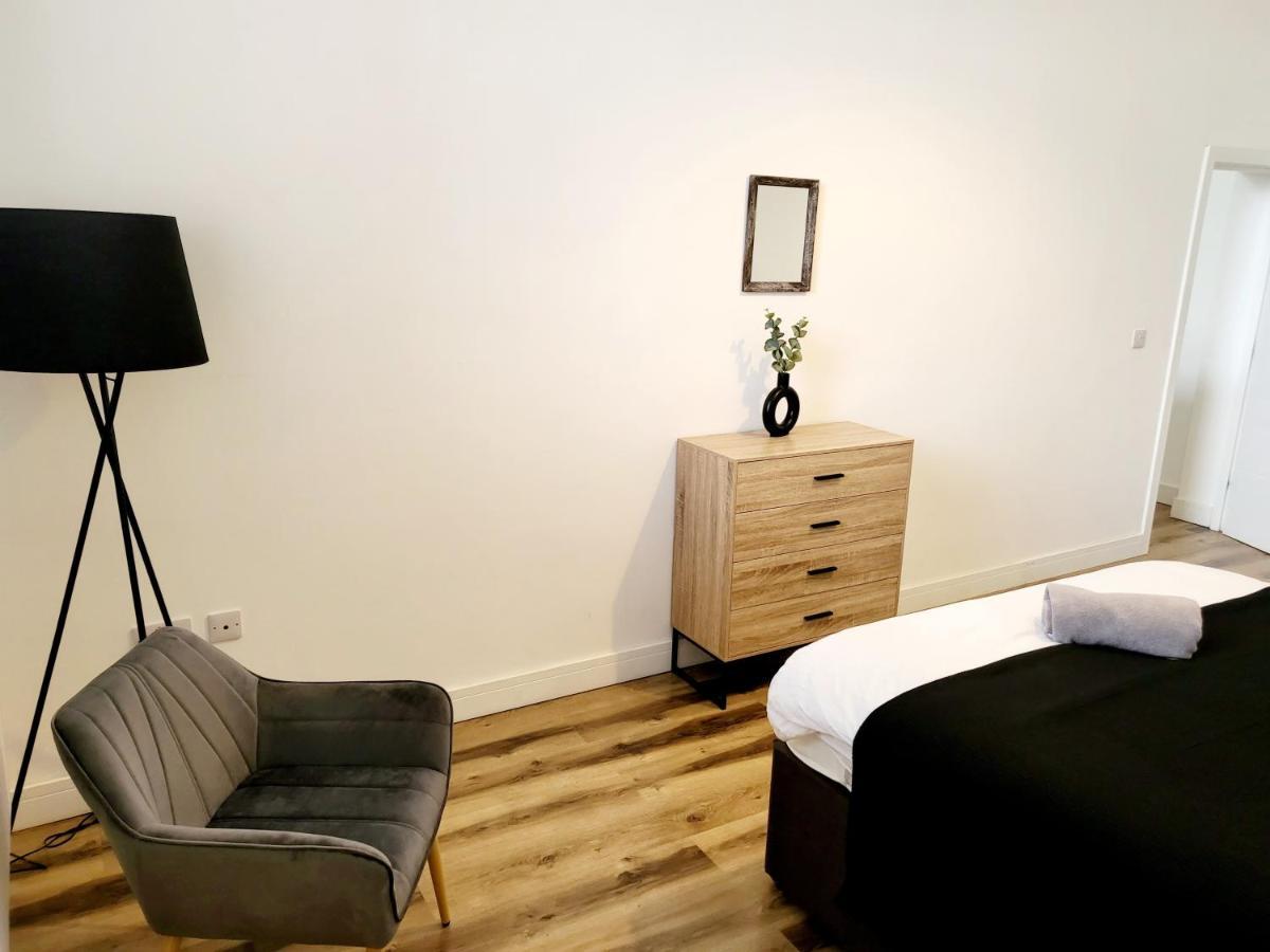 Burkhardt Hall- Parking Included- Sleeps 4 Swindon Exterior foto
