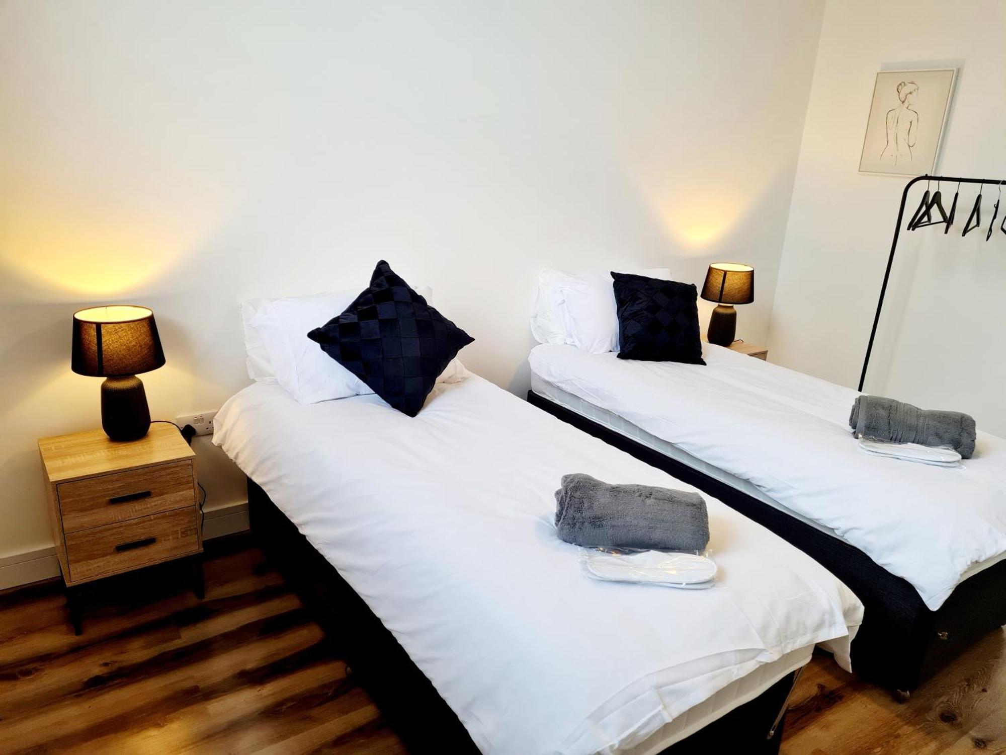 Burkhardt Hall- Parking Included- Sleeps 4 Swindon Exterior foto