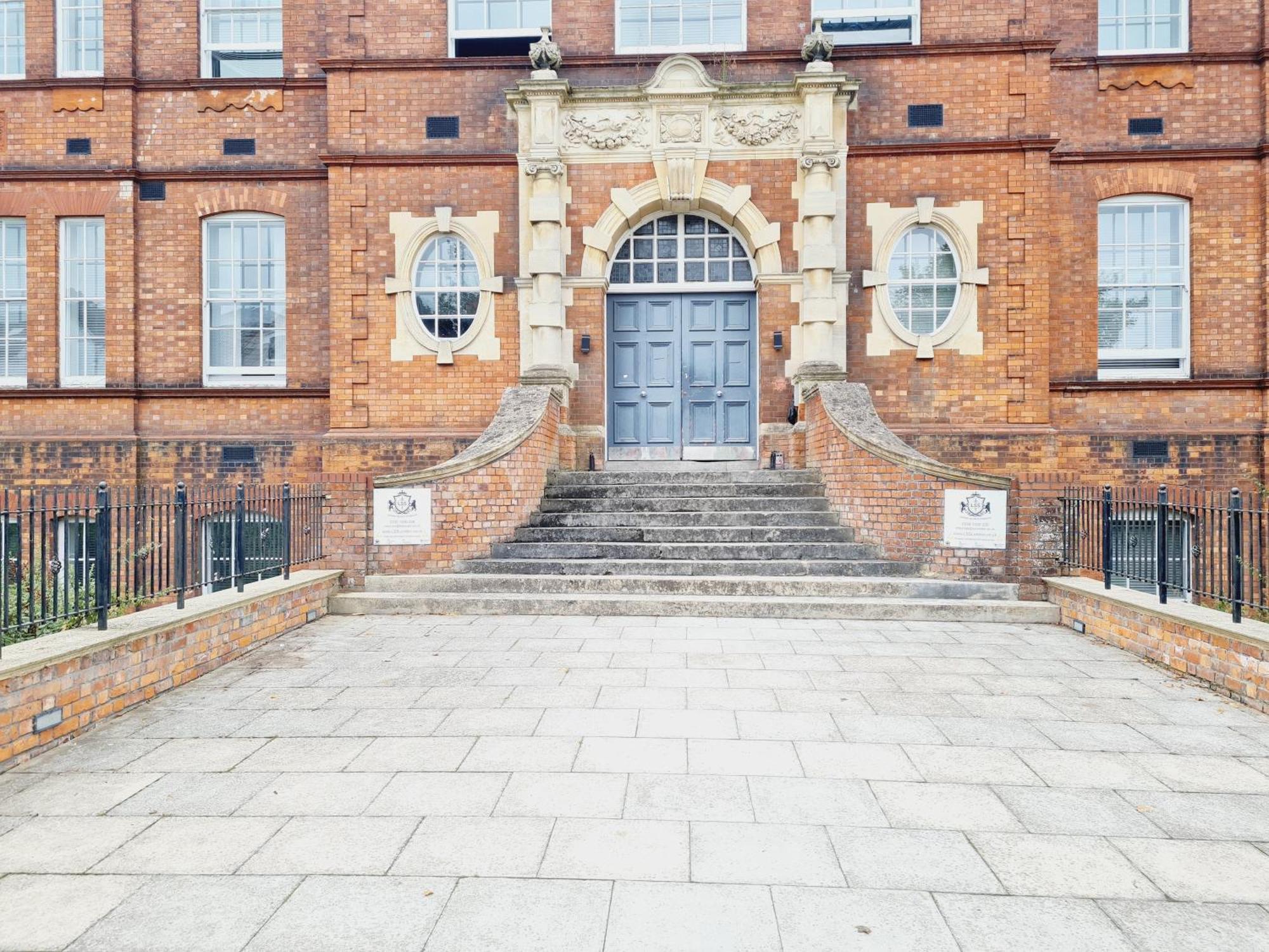 Burkhardt Hall- Parking Included- Sleeps 4 Swindon Exterior foto